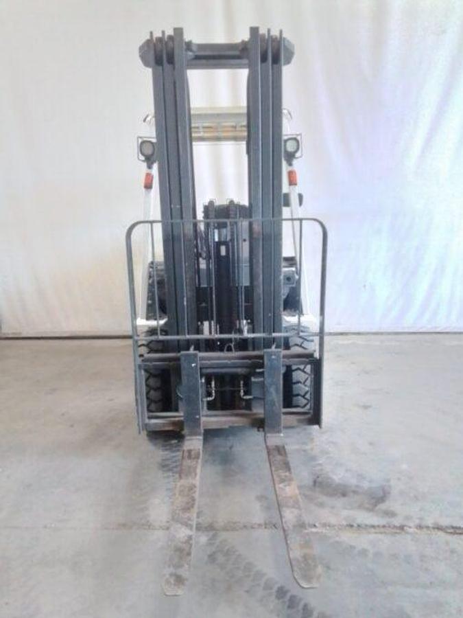 Used 2017 UniCarriers MP1F2A25LV Pneumatic Triple Mast w/ Side Shifter