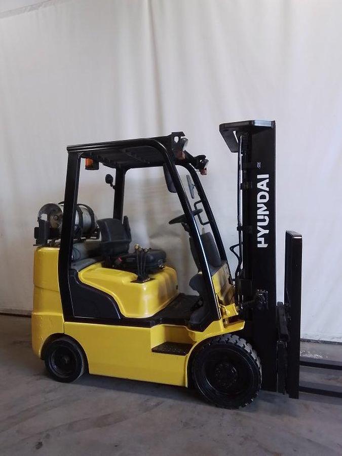Used 2017 Hyundai 25LC-7M Cushion Triple Mast w/ Side Shifter