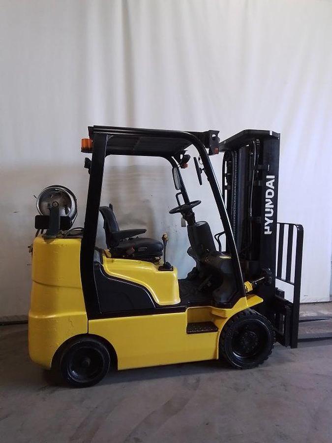 Used 2017 Hyundai 25LC-7M Cushion Triple Mast w/ Side Shifter