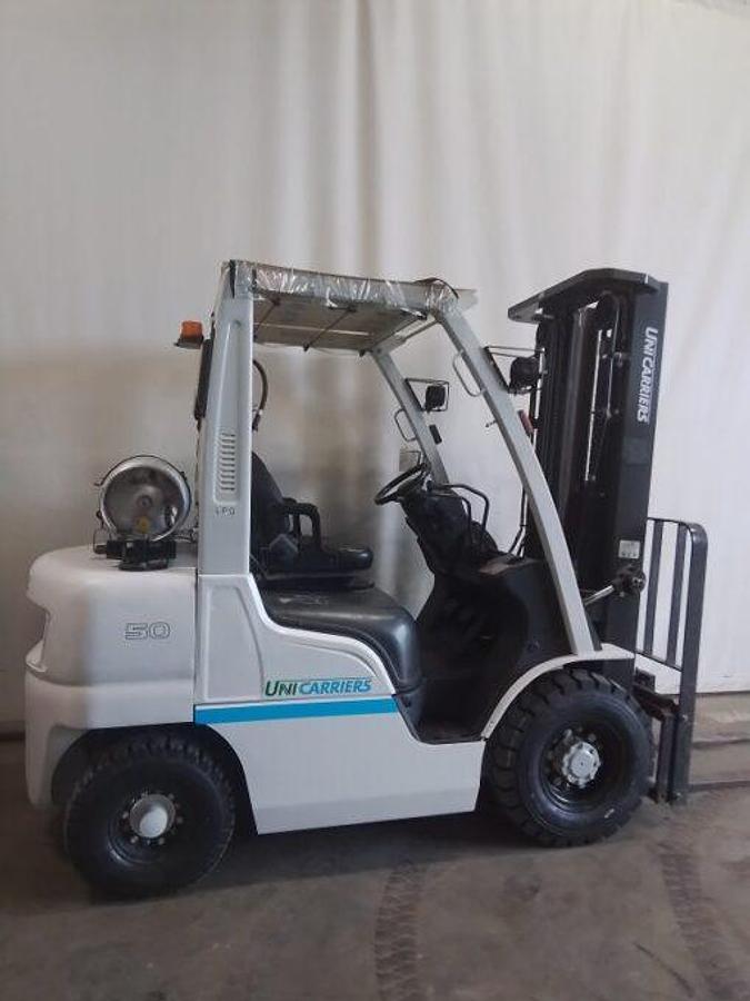 Used 2017 UniCarriers MP1F2A25LV Pneumatic Triple Mast w/ Side Shifter