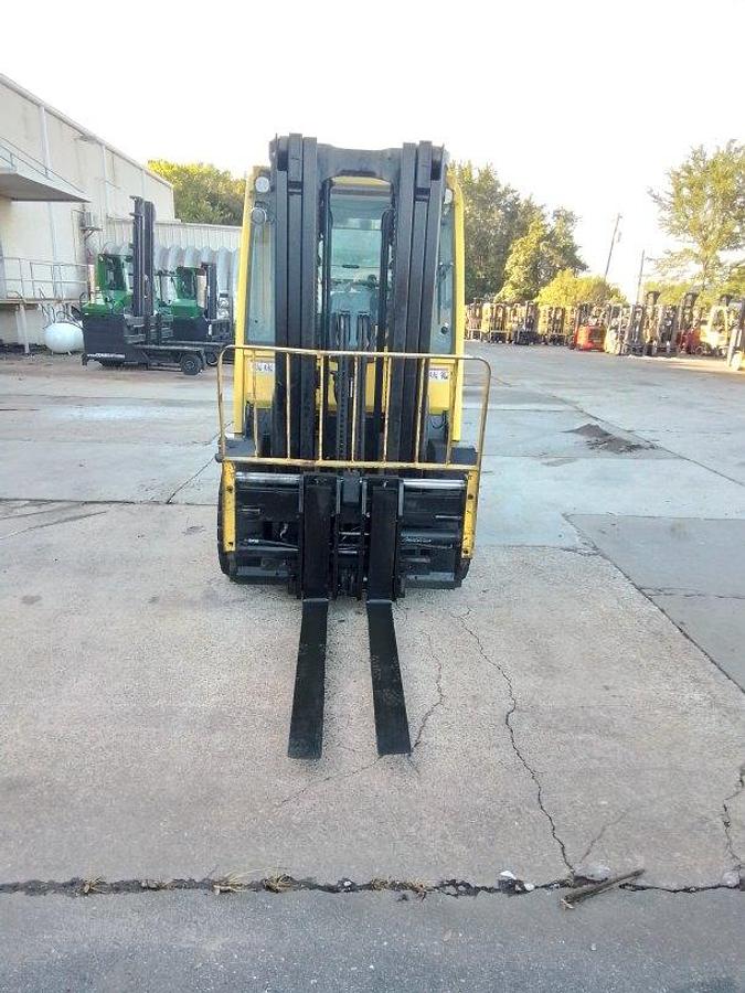 Used 2020 Hyster H80FT w/ Full Cab & Sideshifting Fork Positioner