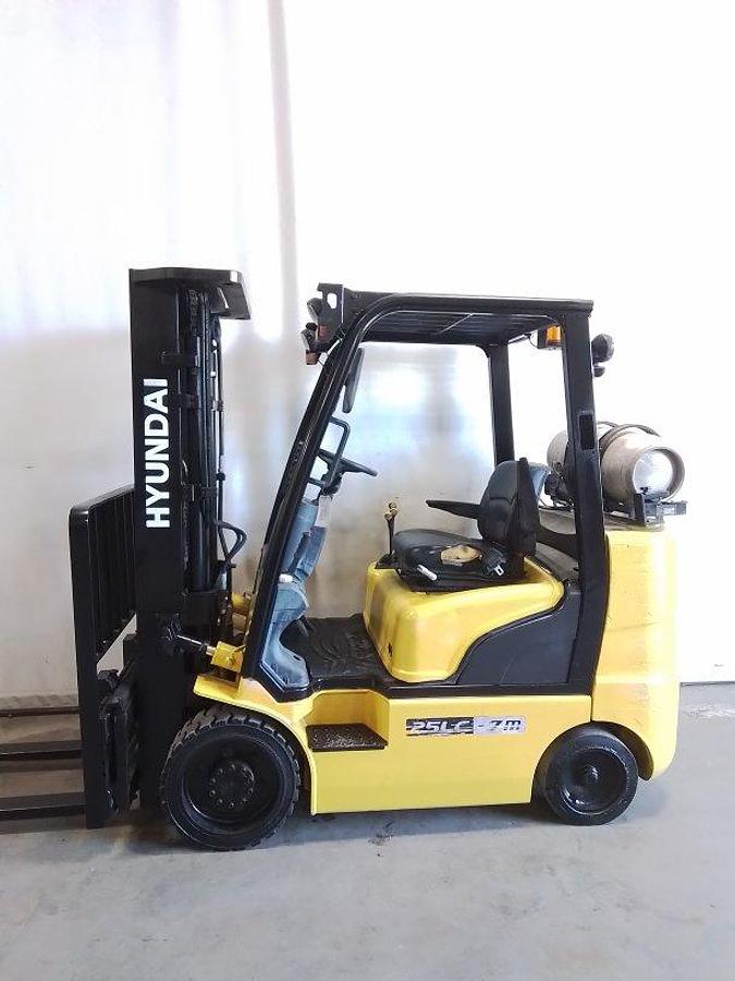 Used 2017 Hyundai 25LC-7M Cushion Triple Mast w/ Side Shifter