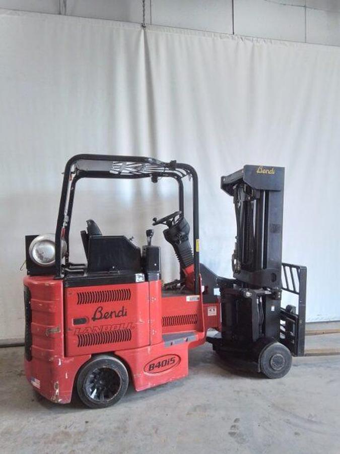 Used 2016 Bendi B40iS Articulating VNA Quad Mast w/ Fork Positioner