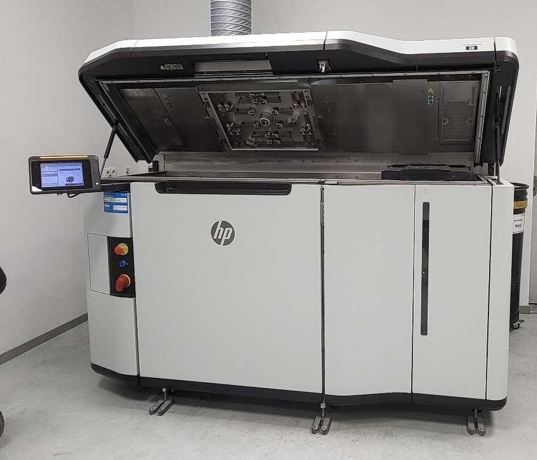 Gebraucht 2019 HP Inc. HP5200 MultiJetFusion mit Processing Station, Build Units und Stapler