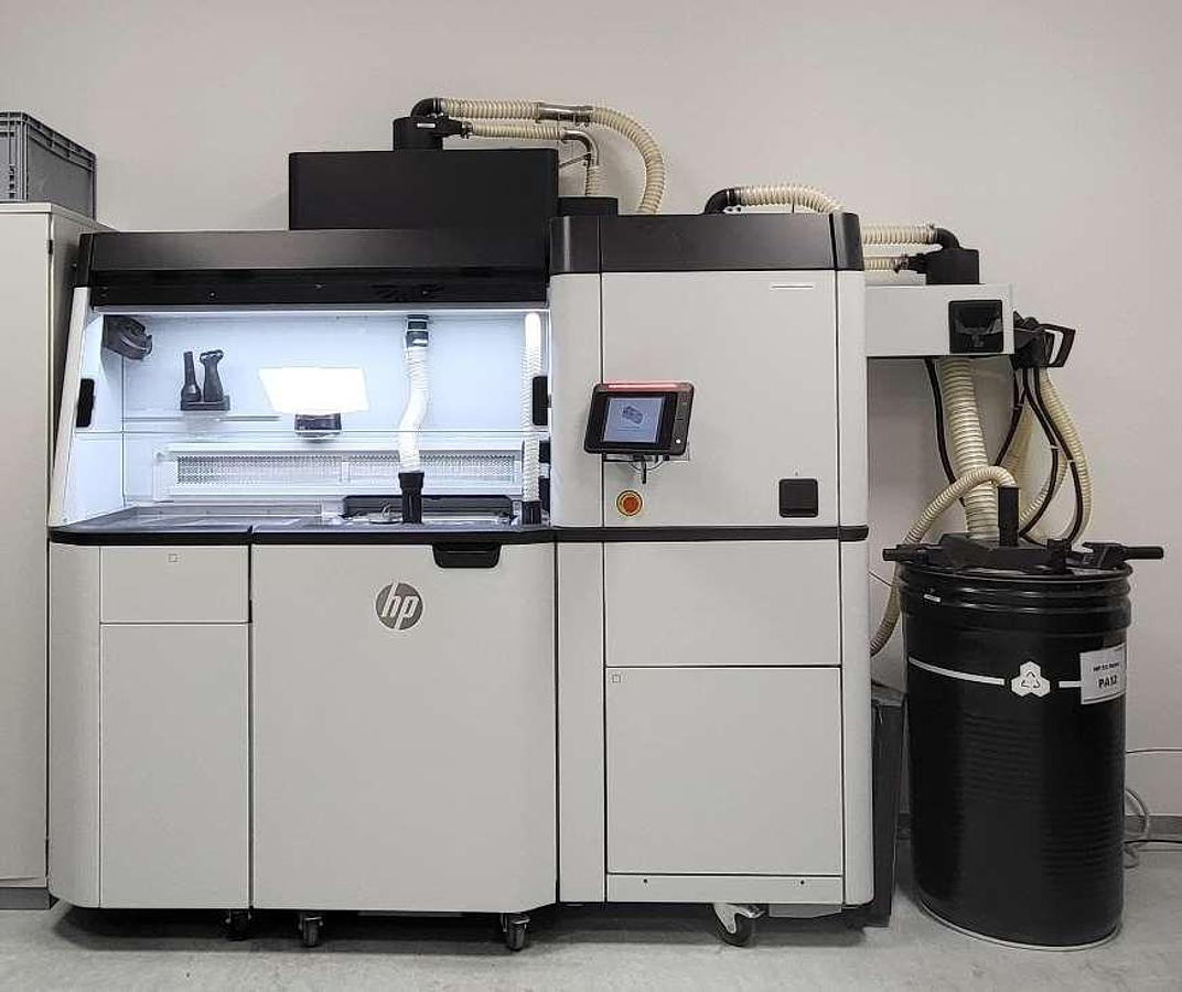 Gebraucht 2019 HP Inc. HP5200 MultiJetFusion mit Processing Station, Build Units und Stapler