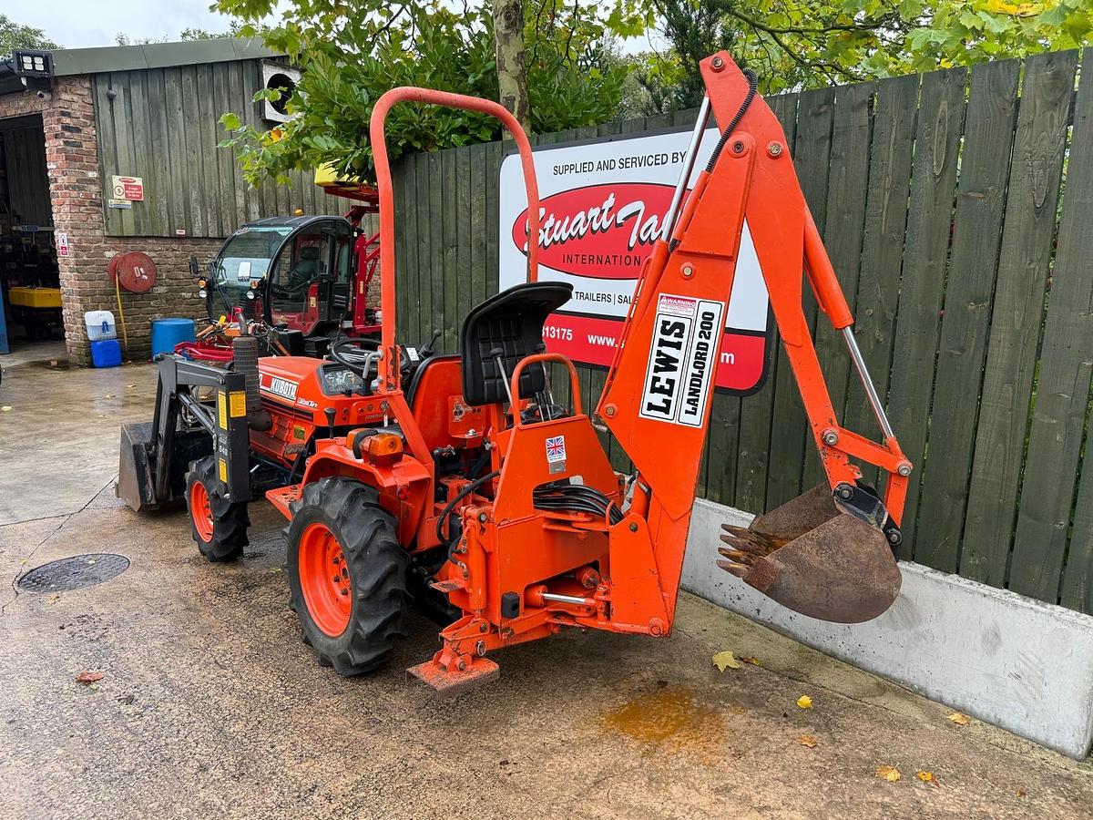 Used Kubota B1550 Compact Tractor paired with SMC Front Loader and Lewis Landlord