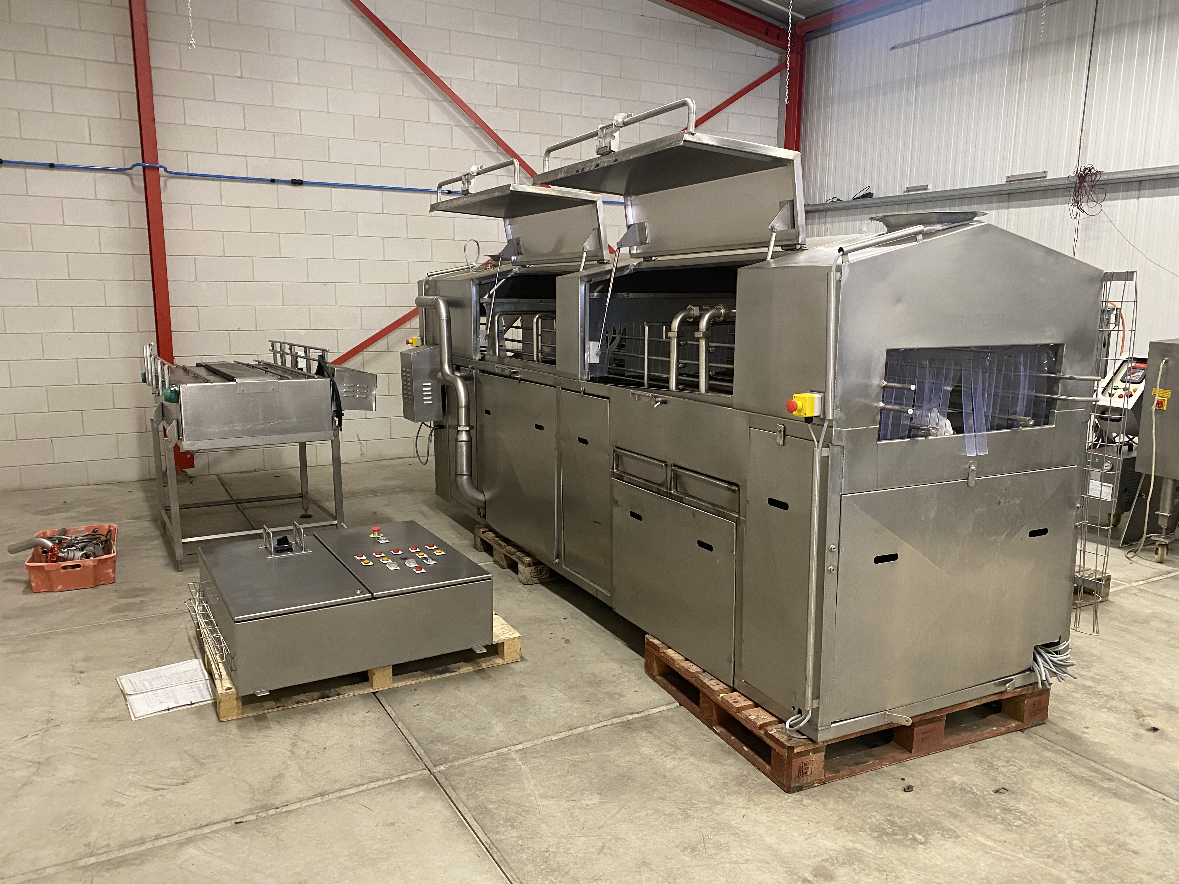 Used Unitech crate washer Single track washer with exit conveyor