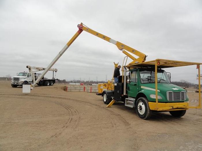 Used 2010 FREIGHTLINER BUSINESS CLASS M2 106