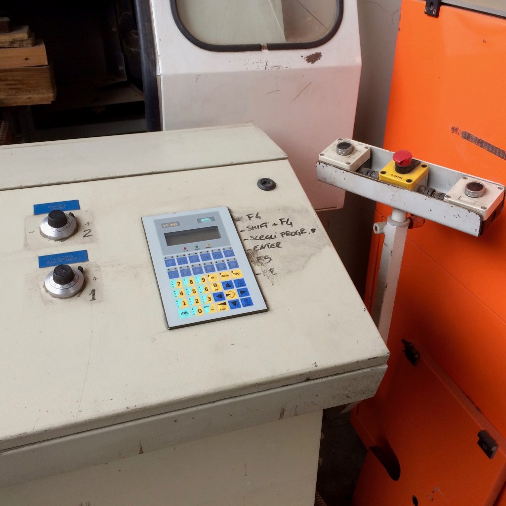 Used 1997 Giostra contornatrice per sedili, taglieri e prodotti similari con albero potenziato