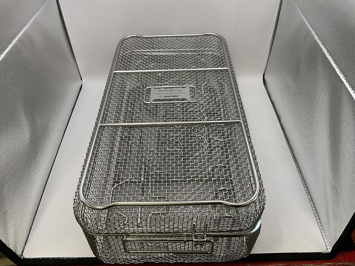 Used Synthes 68.001.610 with lid
