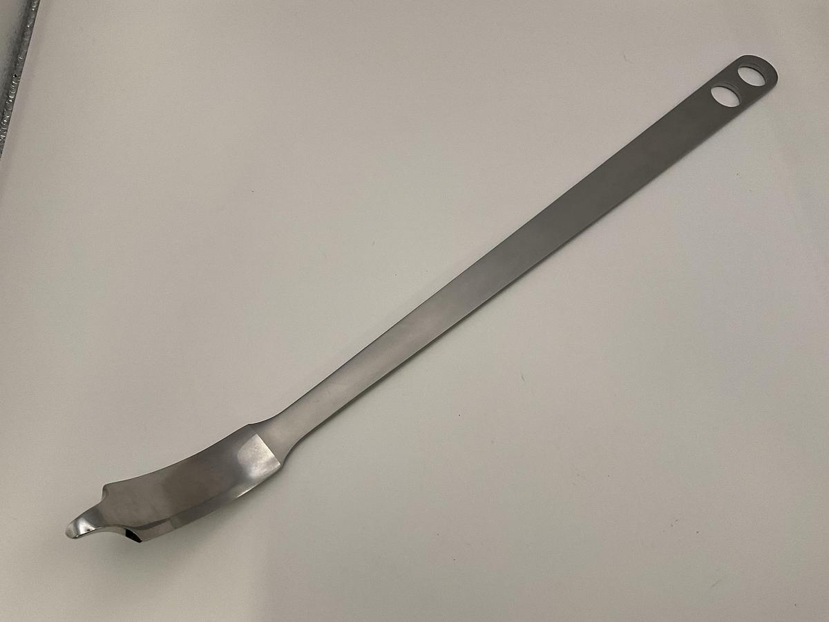 Surgical holdings Anterior Hip Retractor 420mm x 22mm