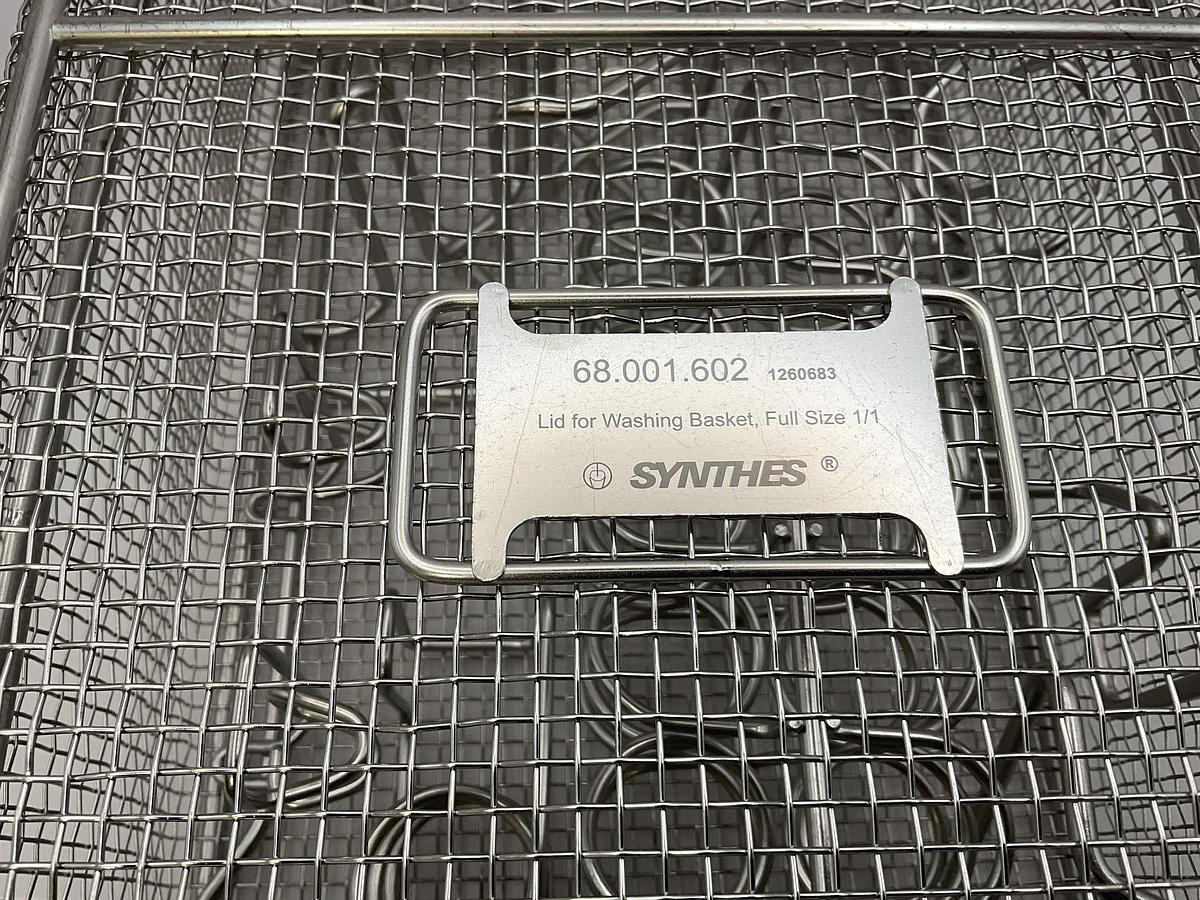 Used Synthes 68.001.610 with lid