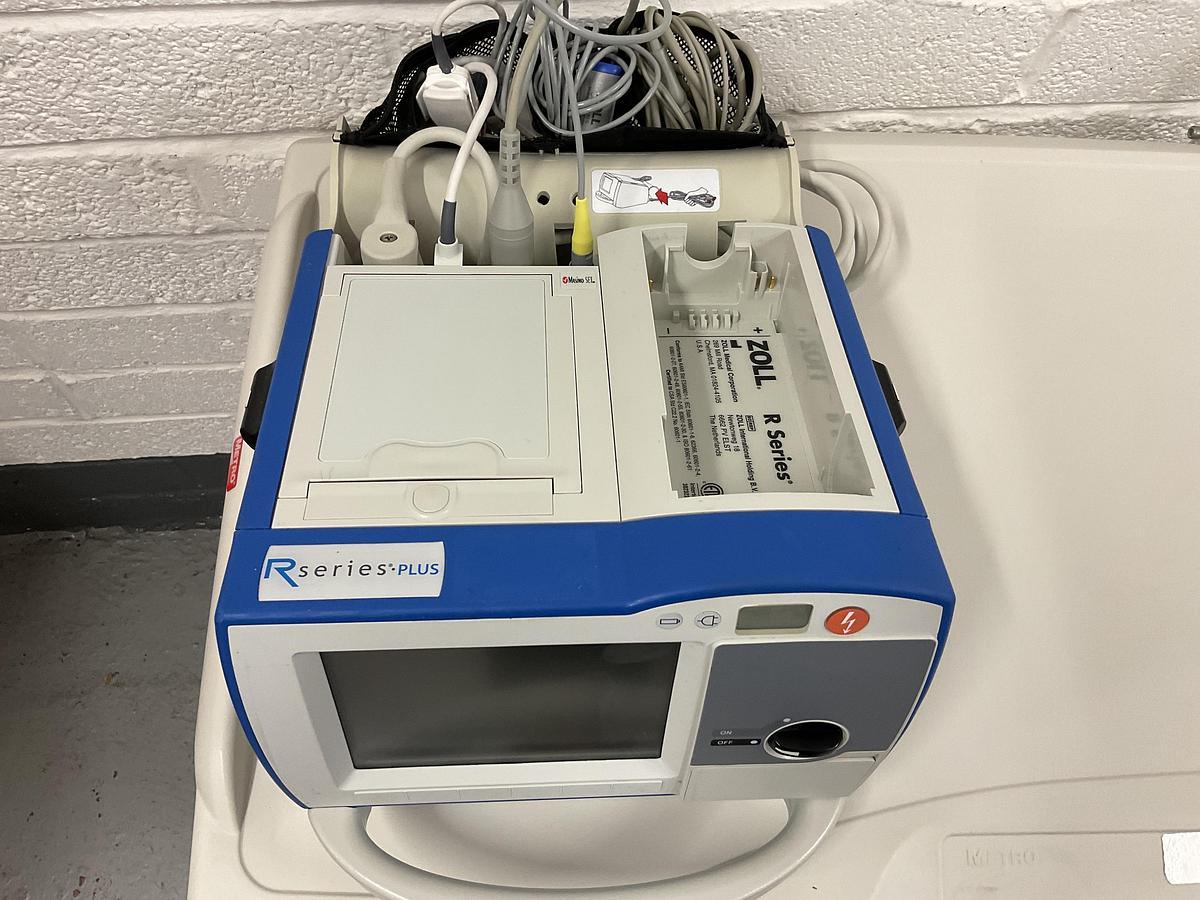 Refurbished Metro Flexline 4 drawer with Suction and training defibrillator