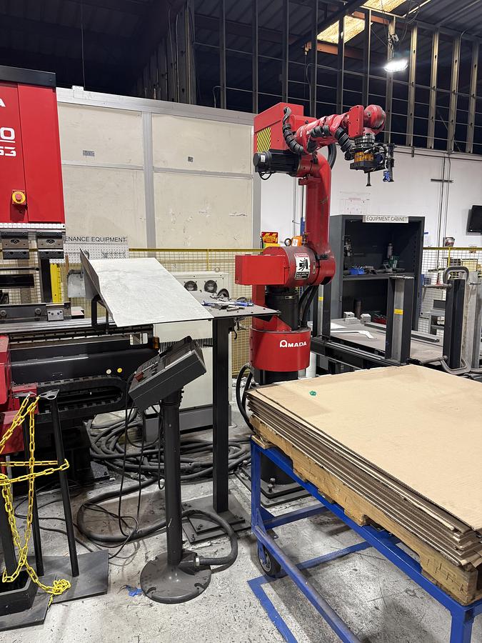 Used 2000 Amada Mdl. Astro -100 FBDIII-1253MH CNC Robotic Press Brake, s/n 12530509, 125 Ton,  118.1” Table Length, Max Bending Length 122”, Distance Between Uprights 106.3”, Length Stroke 5.91”
