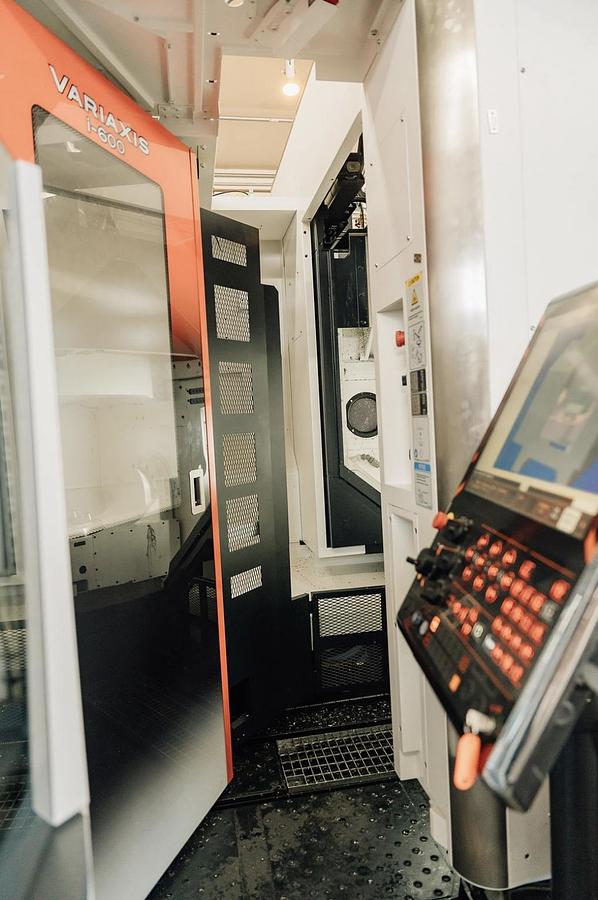 Used 2023 MAZAK VARIAXIS 5 AXIS CNC W/ 2024 12 PALLET SYSTEM