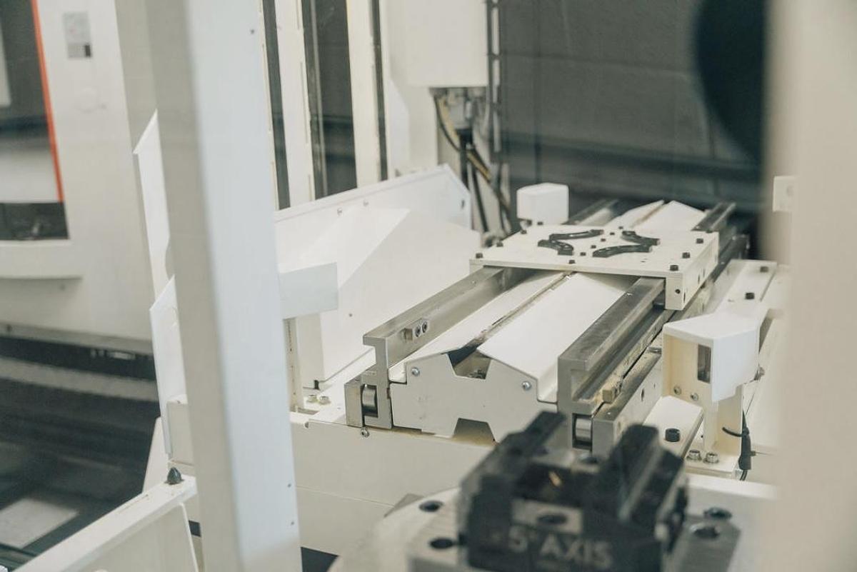 Used 2023 MAZAK VARIAXIS 5 AXIS CNC W/ 2024 12 PALLET SYSTEM