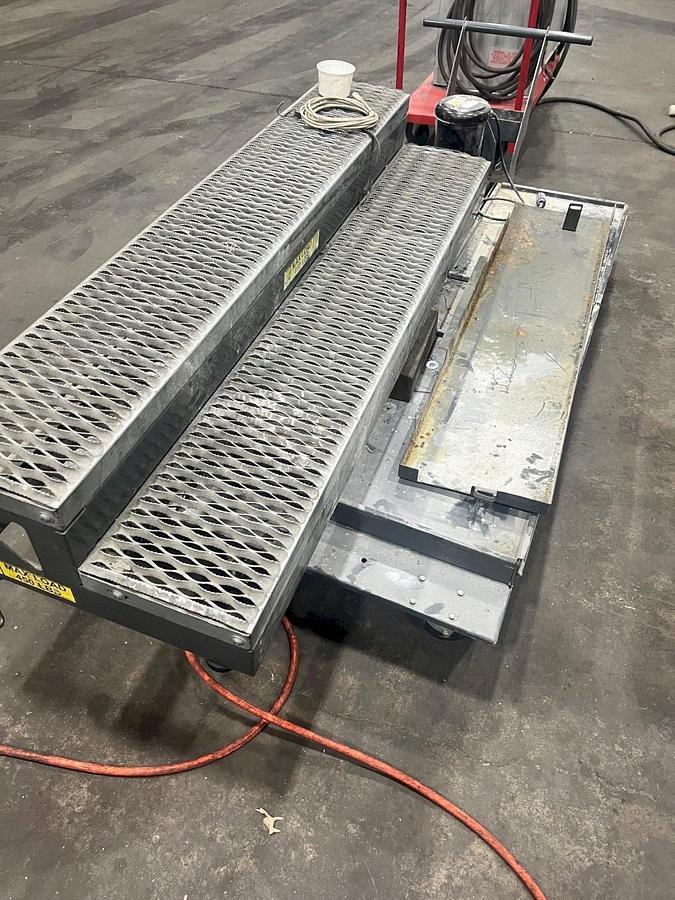 Used 2011 Haas VF-6/50 with CAT 50 Taper Spindle, Programmable Coolant Nozzle, Chip Auger, 2 Speed Gearbox