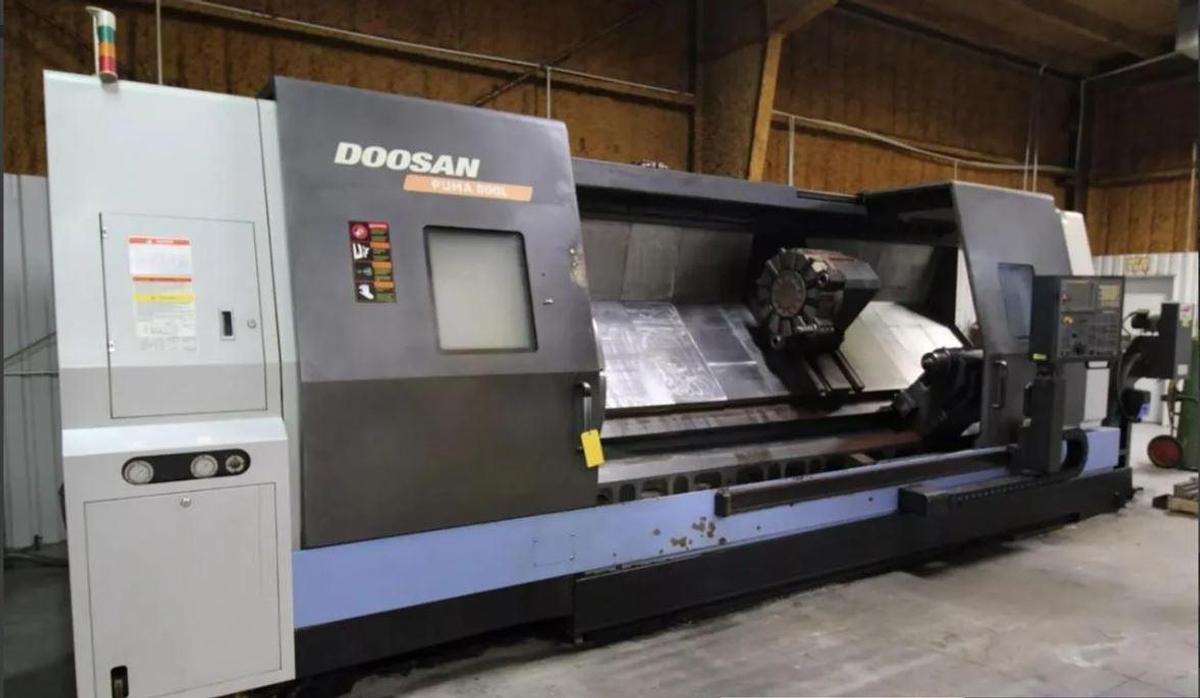 Used 2008 Doosan Puma 800L with, 39.4" 4 Jaw Man. Chk, 12.6" Bar Cap., 35.4" Turn Diam., 126" Turn Length, Tailstock, Conveyor