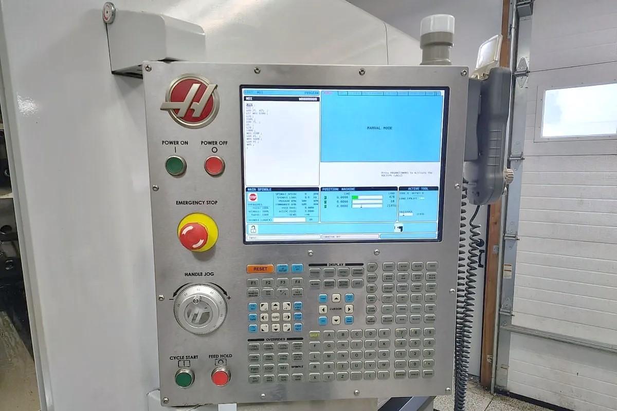 Used 2015 Haas ST-40 with Tailstock, Chip Conveyor, 15" Hydraulic Chuck, Tool Presetter, Remote Jog Handle, 3,278 Feed Cut Hours