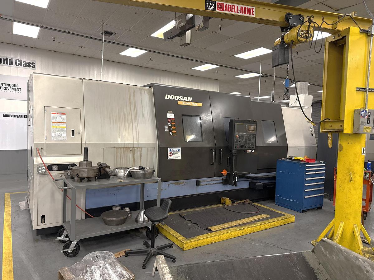 Used 2012 Doosan Puma 700L with 24" Hyd. Chk, 6.5" Bar Cap., 126" Turn Length, SMW Steady Rest, Tailstock, Conveyor, Tool Eye