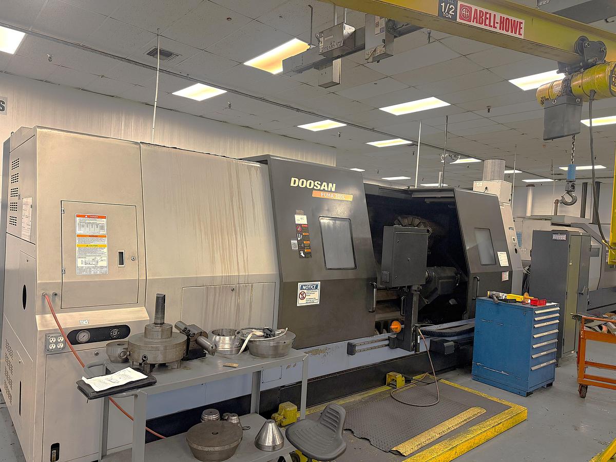 Used 2012 Doosan Puma 700L with 24" Hyd. Chk, 6.5" Bar Cap., 126" Turn Length, SMW Steady Rest, Tailstock, Conveyor, Tool Eye