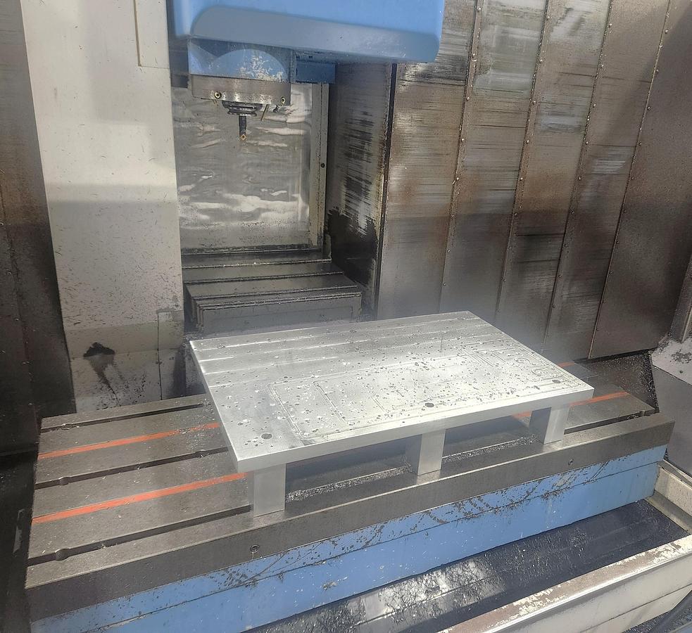 Used 2000 Mazak VTC200B with Chip Conveyor, 30 Station Side Mounted Tool Changer, Very Nice Condition, Located in Ontario, Canada