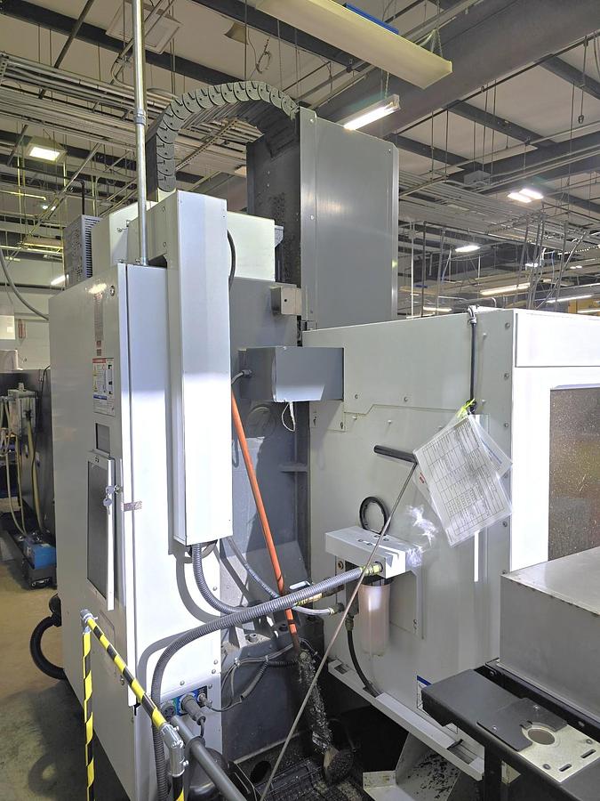 Used 2013 Haas VF2 with Chip Auger, Progr. Coolant Nozzle, Prepped for Coolant Thru Spindle, Rigid Tap, ONLY 519 Feed Cut Hours