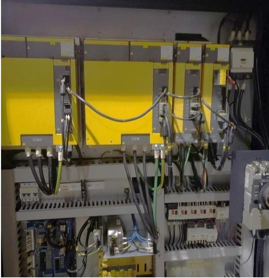 Used 2012 Doosan Puma 400MC with C Axis, Milling Capable, 21" Chuck, 6.5" Bar Capacity, Tailstock, Conveyor, Live Tool Holder