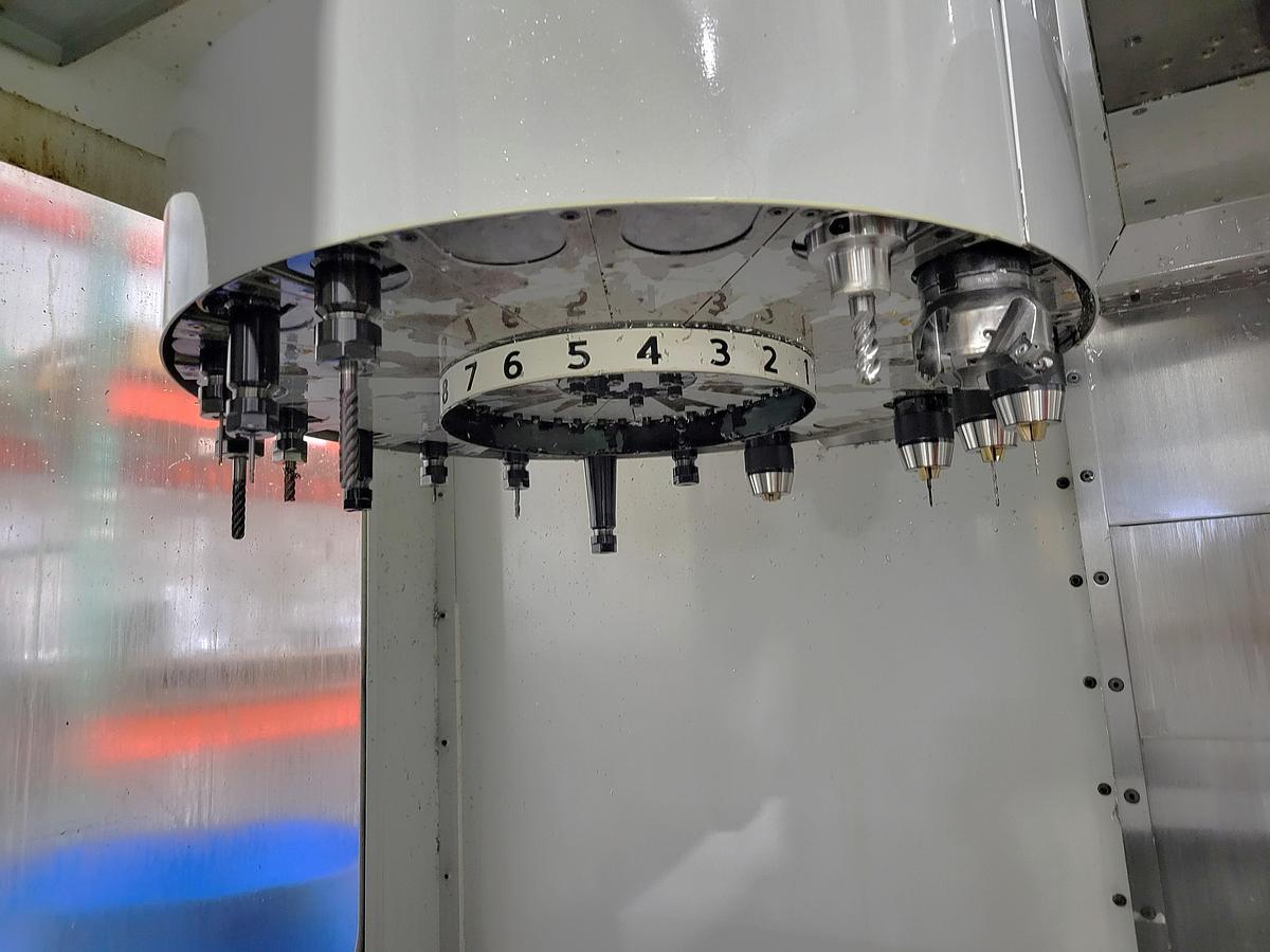 Used 2000 Haas VF2 with Haas 4th Axis Rotary Table, Chip Auger, Programmable Coolant 