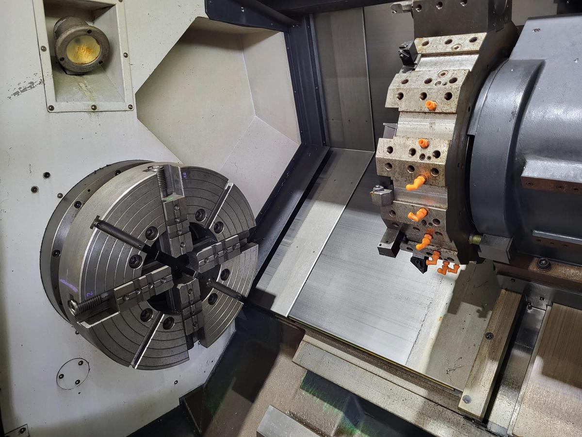 Used 2011 Doosan Puma 480L with 10.8" Bar Cap., (2) 24" Manual Chks, 80" cc, S/R, Tailstock