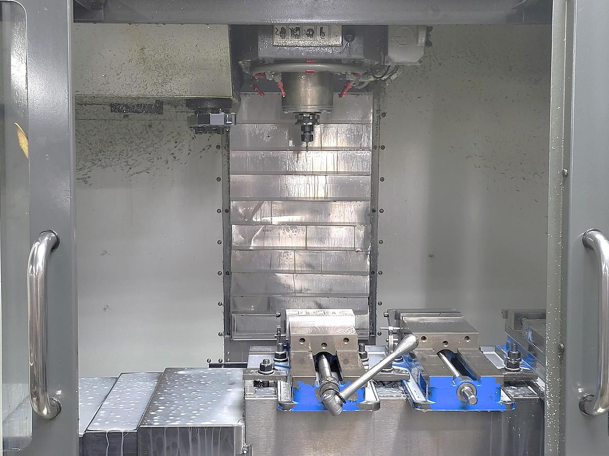 Used 2014 Haas VF2SS with Programmable Coolant, Chip Auger, 24 Station Side Mounted ATC