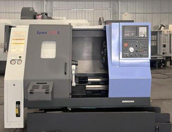 Used 2006 Doosan Lynx 220LC with Tailstock, Tool Presetter, Parts Catcher