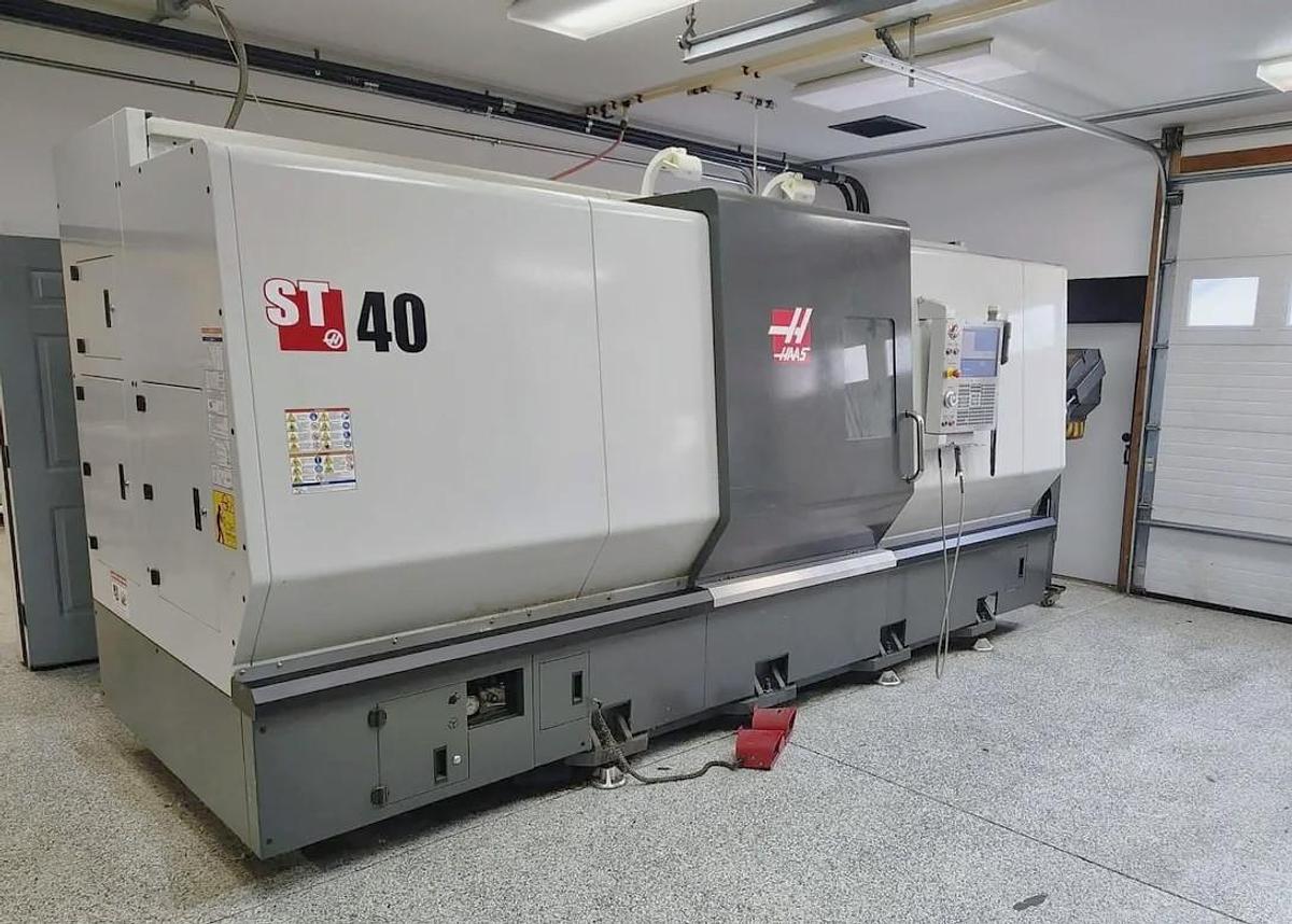 Used 2015 Haas ST-40 with Tailstock, Chip Conveyor, 15" Hydraulic Chuck, Tool Presetter, Remote Jog Handle, 3,278 Feed Cut Hours