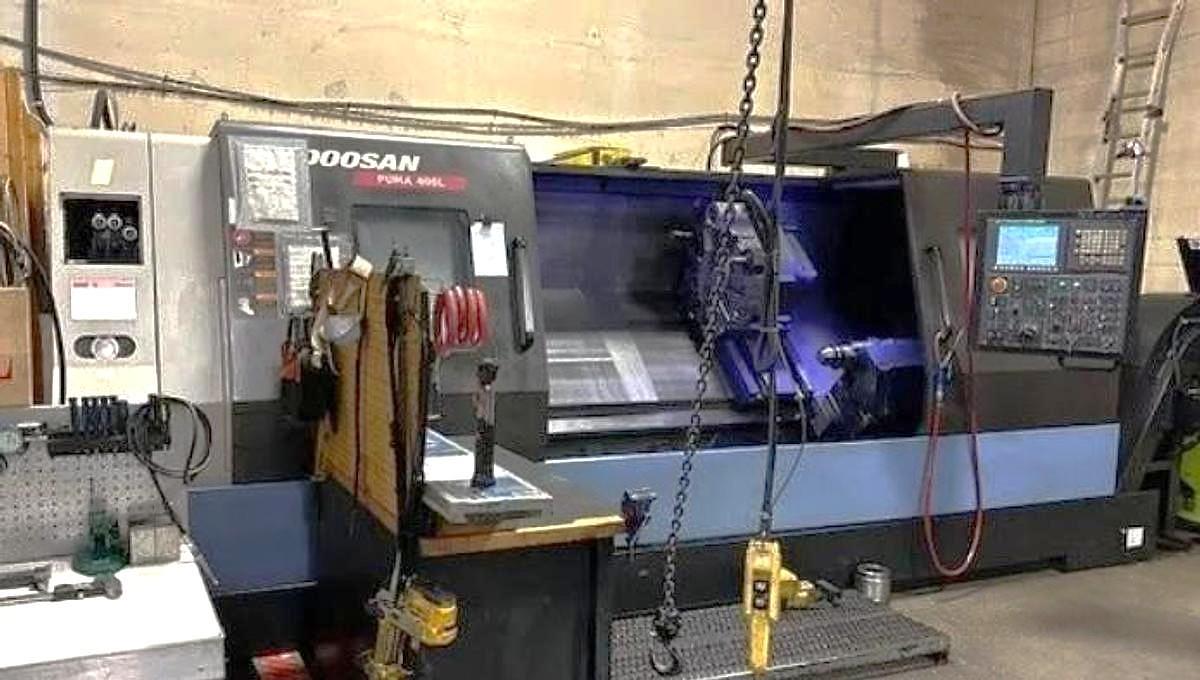 Used 2014 Doosan Puma 400LC with 21" Hyd Chuck, 7.1" Bore w/ 6.5" Bar Capacity, Programmable Tailstock, Chip Conveyor, Toolsetter