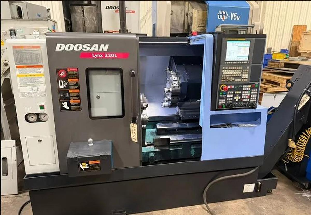 Used 2015 Doosan Lynx 220LC with 8" Hyd Chuck, Toolsetter, Tailstock, Parts Catcher, Chip Converyor, Barfeed Interface ONLY