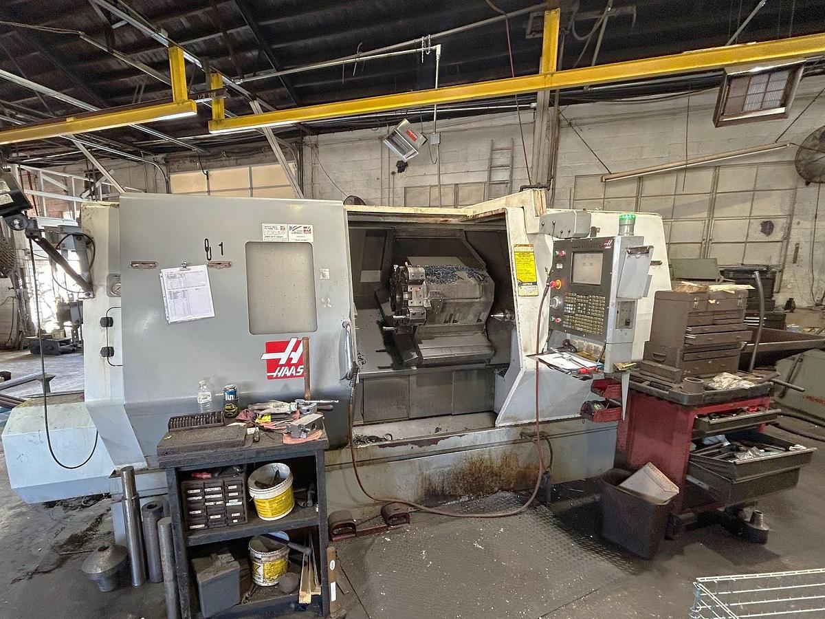 Used 2005 Haas SL-40T with Steady Rest, 15" Chuck, Toolsetter, Tailstock, Chip Conveyor, 4" Bar Capacity, 55 HP Package, Geared Head