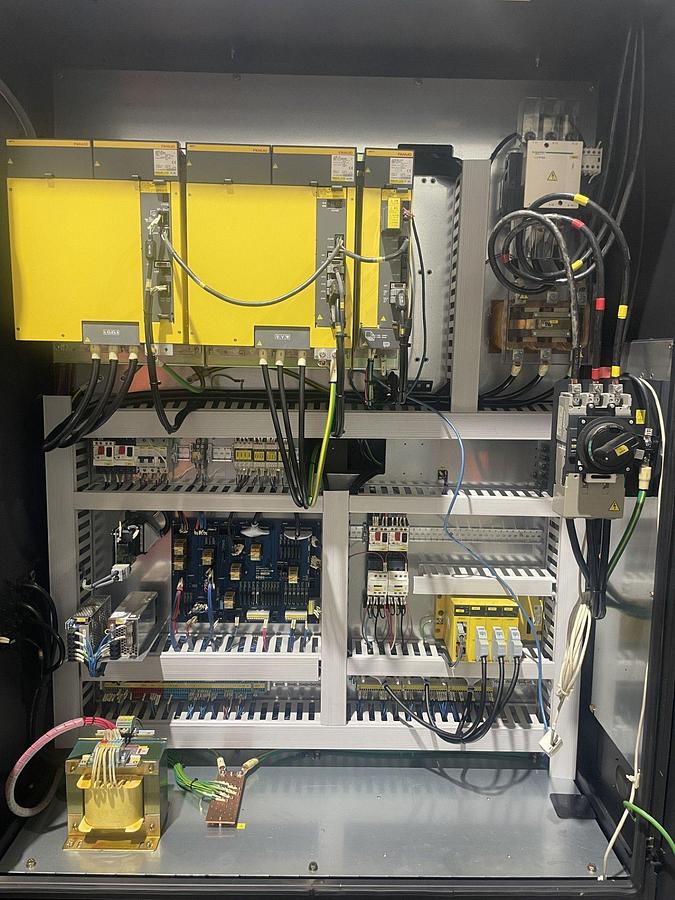 Used 2011 Doosan Puma 480L with 10.8" Bar Cap., (2) 24" Manual Chks, 80" cc, S/R, Tailstock