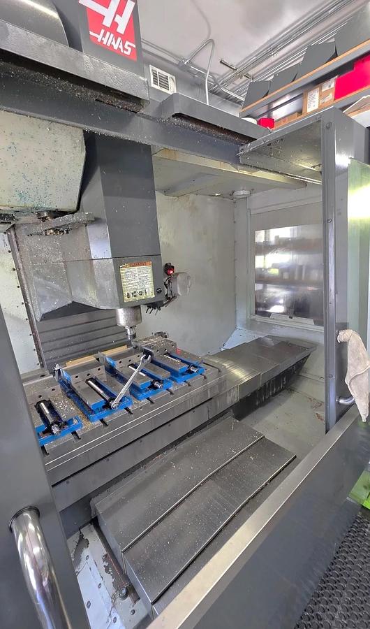 Used 2013 Haas VF-5SS with Haas Wireless Probing, Coolant Through Spindle, Chip Auger, Macros, Programmable Coolant Nozzle