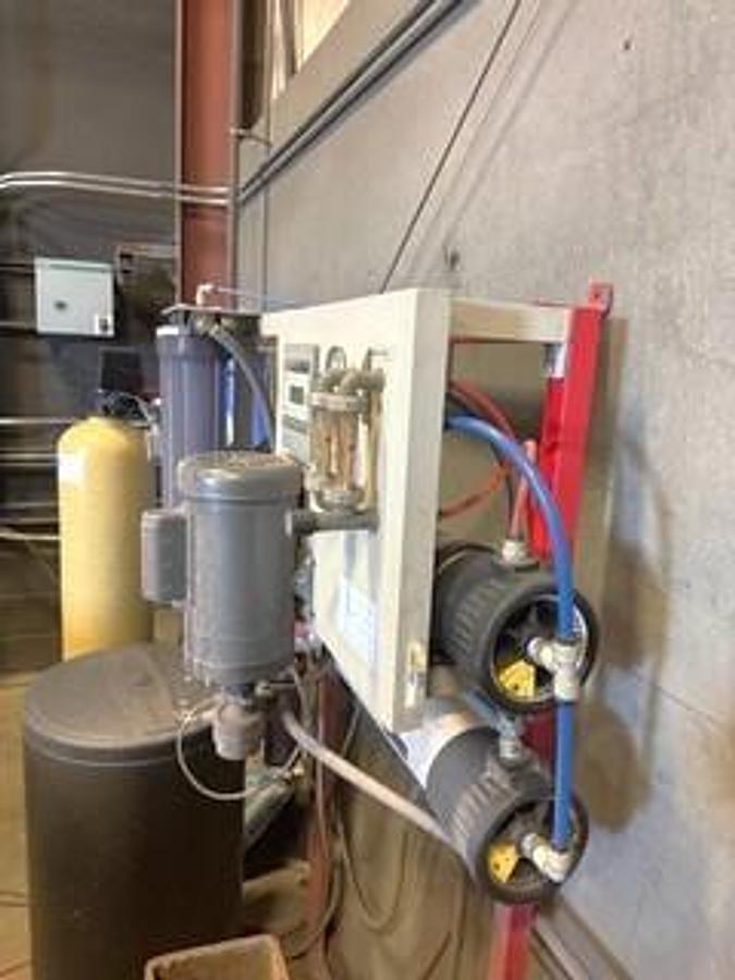 Used 2015 Omax Maxiem Water Jet Cutting Machine with 30 HP Pump, 50,000 PSI Cut Pressure, 600 lb. Bulk Abrasive Delivery System