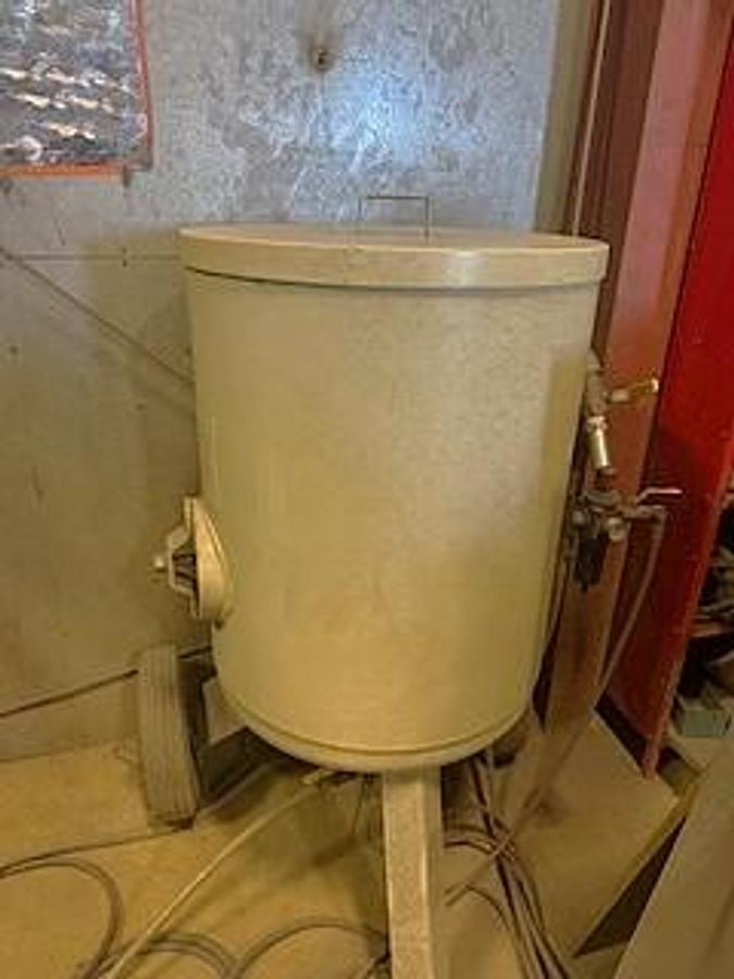 Used 2015 Omax Maxiem Water Jet Cutting Machine with 30 HP Pump, 50,000 PSI Cut Pressure, 600 lb. Bulk Abrasive Delivery System