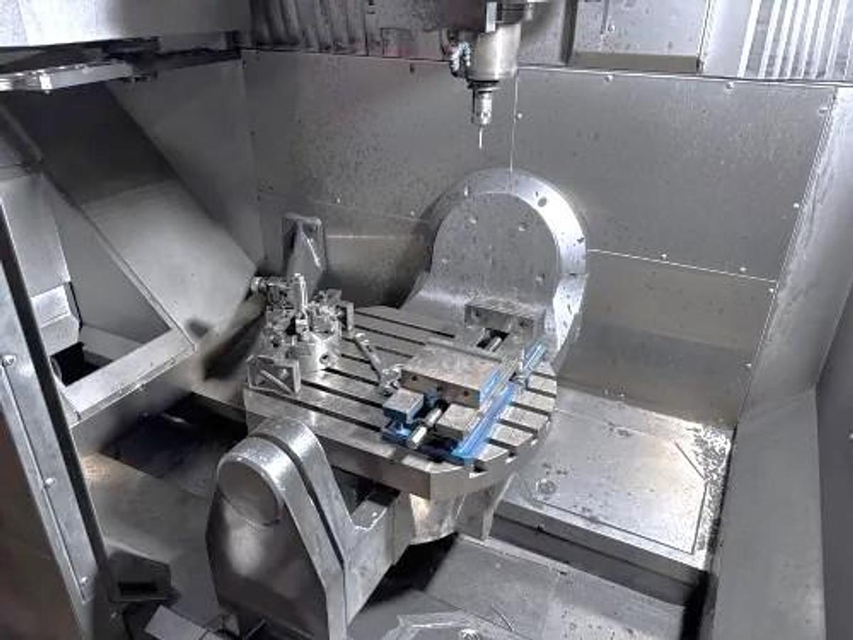 Used 2016 Haas UMC-750 with Haas Probing, 30 Station Tool Changer, ONLY 500 Cutting Hours