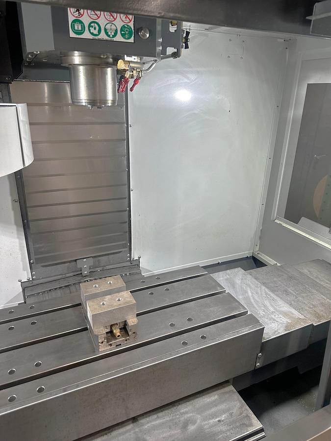 Used 2021 Haas VF2 with Auto Door, Rigid Tapping, 20 Station Carousel Type ATC, ONLY 30 FEED CUTTING HOURS!!