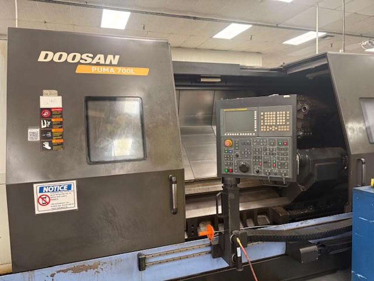 Used 2012 Doosan Puma 700L with 24" Hyd. Chk, 6.5" Bar Cap., 126" Turn Length, SMW Steady Rest, Tailstock, Conveyor, Tool Eye