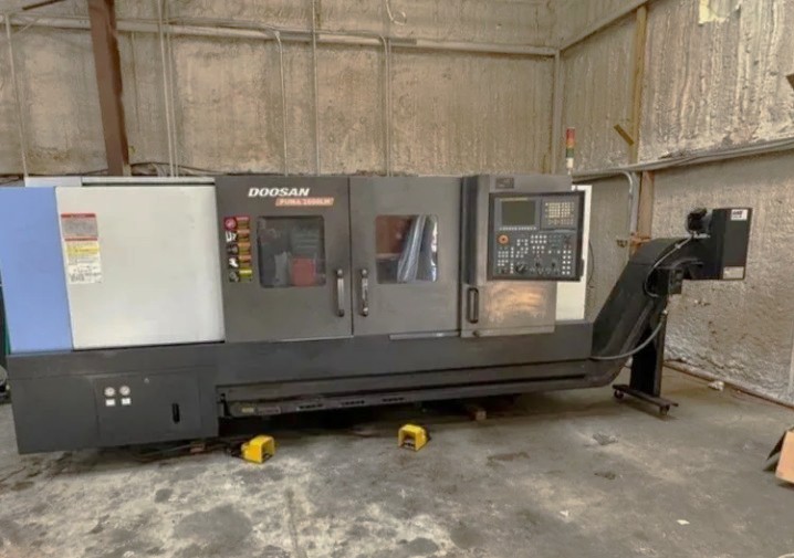 Used 2010 Doosan Puma 2600LM, 30.7" sw, 50.4" cc, C Axis, Milling/Drilling, 3" Bar Capacity, 10" Chuck, Tailstock, Chip Conveyor, Tool Eye
