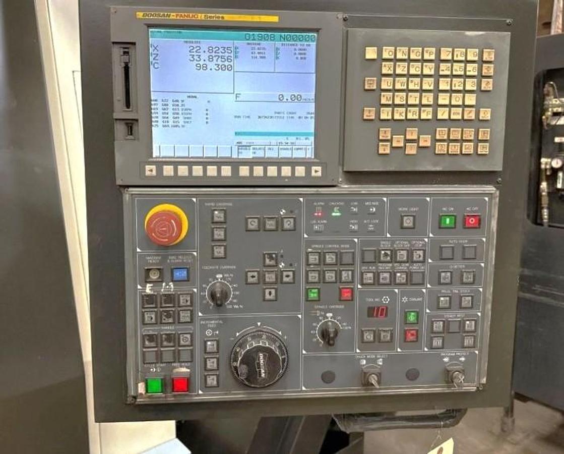 Used 2012 Doosan Puma 400MC with C Axis, Milling Capable, 21" Chuck, 6.5" Bar Capacity, Tailstock, Conveyor, Live Tool Holder