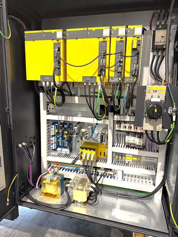 Used 2012 Doosan Puma 400MB with C Axis, Milling Capable, 15" Hyd. Chk, 4.5" Bar Cap., 41.3" cc, Tailstock, Conveyor, Live Tooling