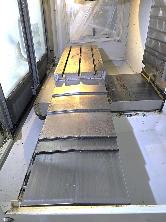 Used 2013 Haas VF2 with Chip Auger, Progr. Coolant Nozzle, Prepped for Coolant Thru Spindle, Rigid Tap, ONLY 519 Feed Cut Hours