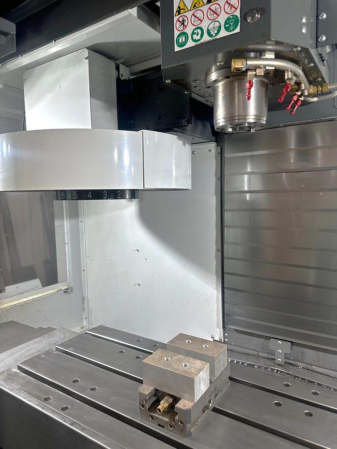 Used 2021 Haas VF2 with Auto Door, Rigid Tapping, 20 Station Carousel Type ATC, ONLY 30 FEED CUTTING HOURS!!