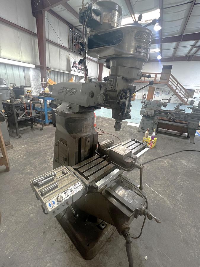 Used 1970 Bridgeport Series I Manual Knee Mill with 1 HP Motor,