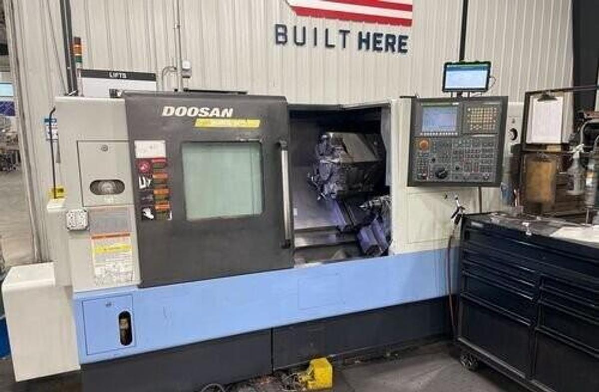 Used 2011 Doosan Puma 300C - 4" Bar Capacity !!, 12" Hyd Chuck, Tailstock, Chip Conveyor, Tool Presetter, 15.7" x 24.8" Capacity, Fanuc